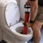 Eldugult a wc? Így hárítsd el a bajt 5 perc alatt, pánik nélkül!